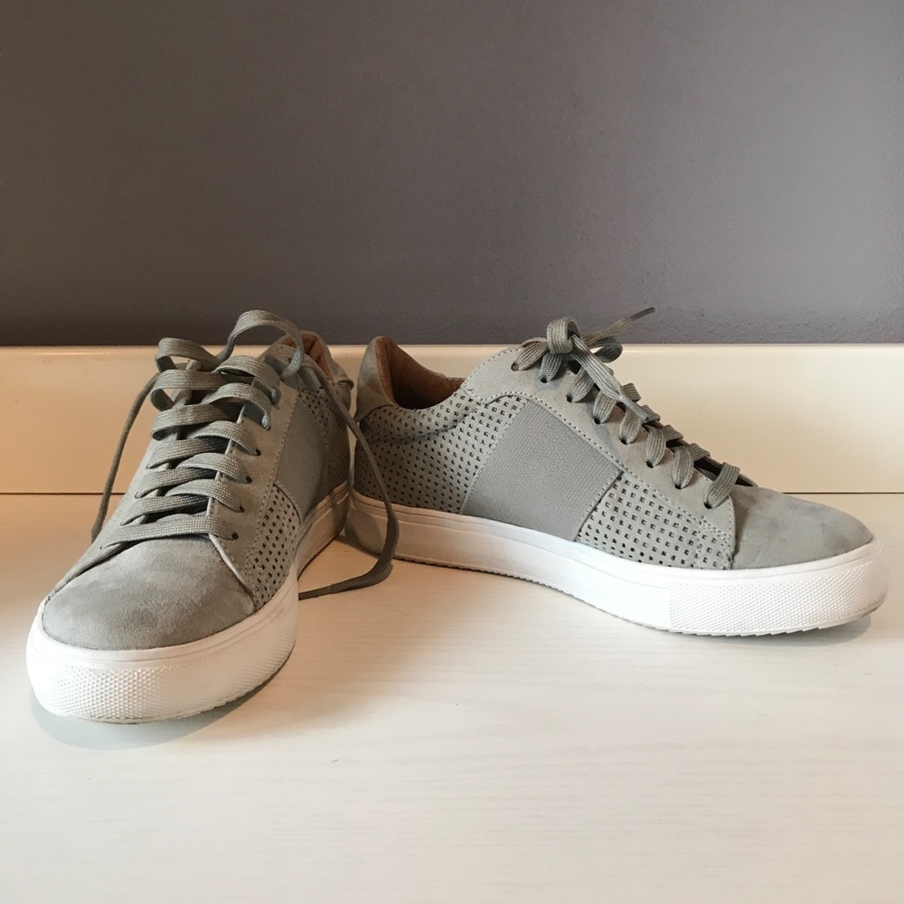 Flat top tennis shoes